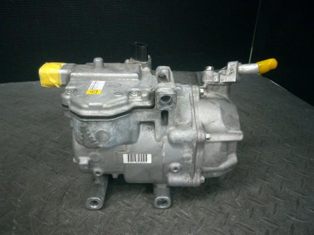 シエンタ 6AA-NHP170G エアコン コンプレッサー 88370-15010_画像1