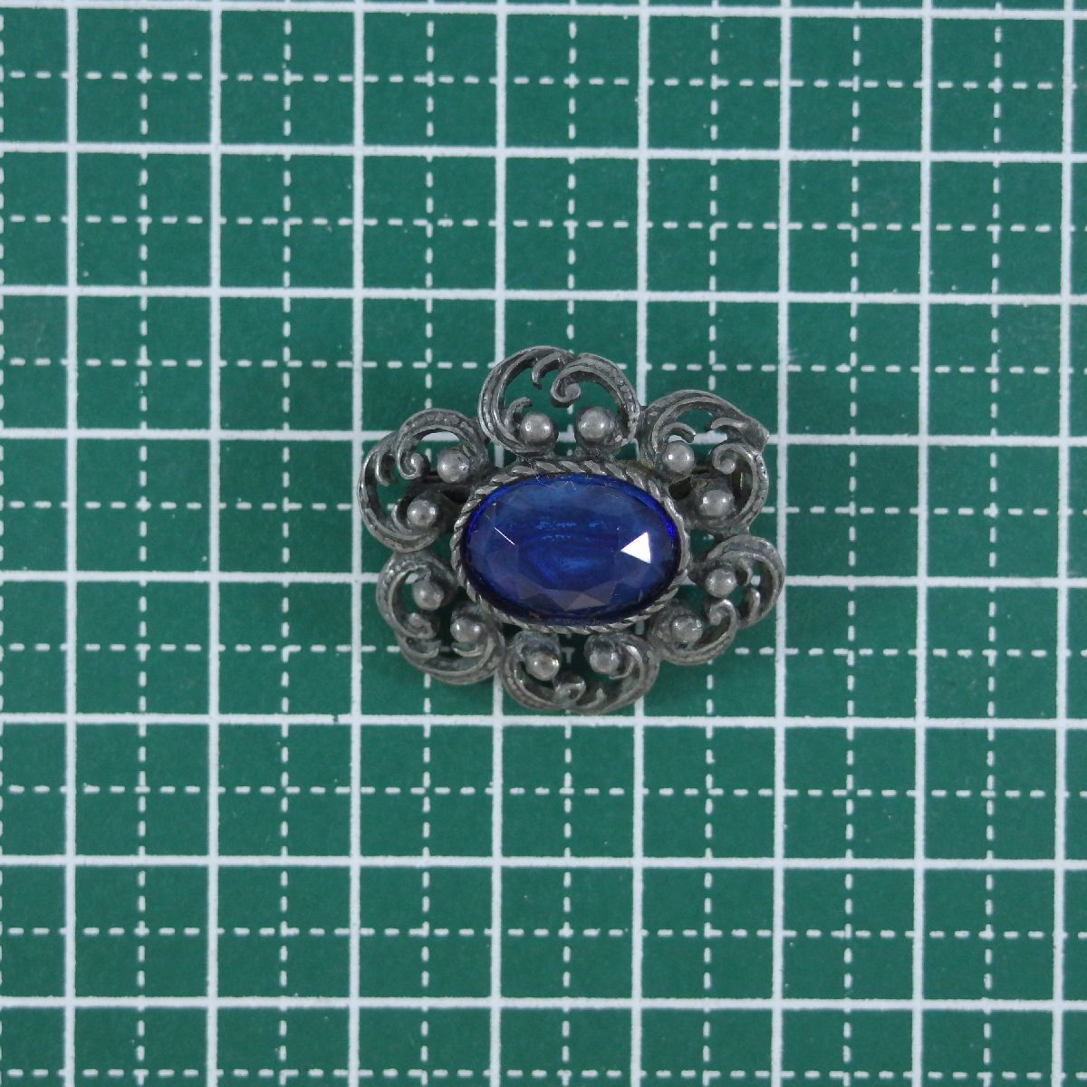 UK1106* blue Stone. decoration flower motif * flower blue series Stone England * Vintage brooch *