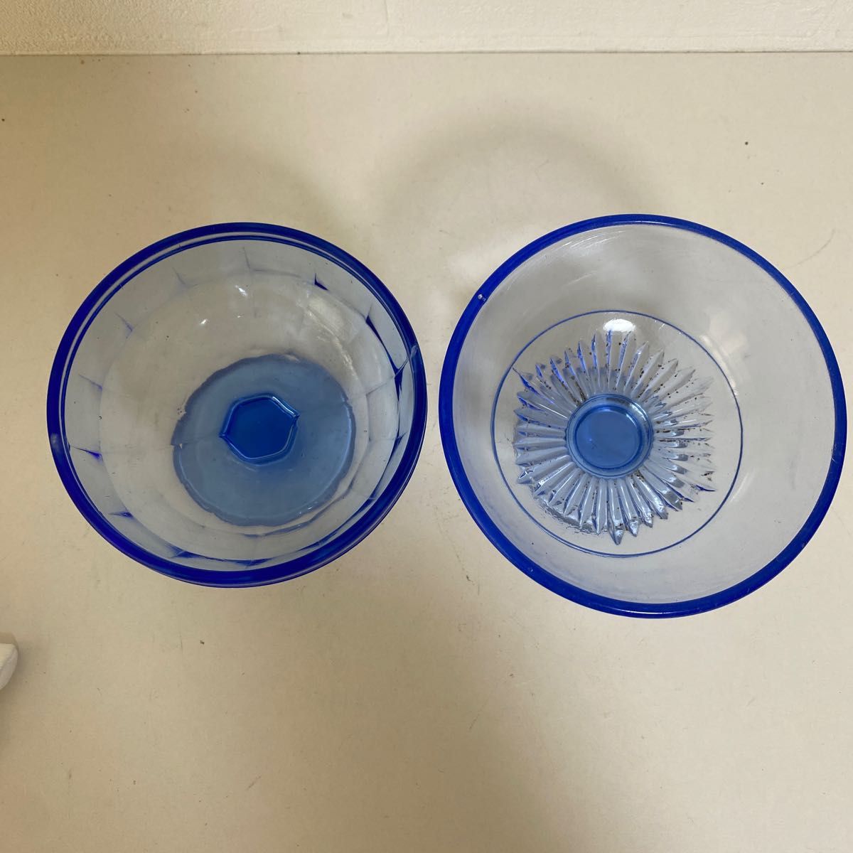 アンティークのシャーベットグラス 骨董 氷コップ プレスガラス 薄青