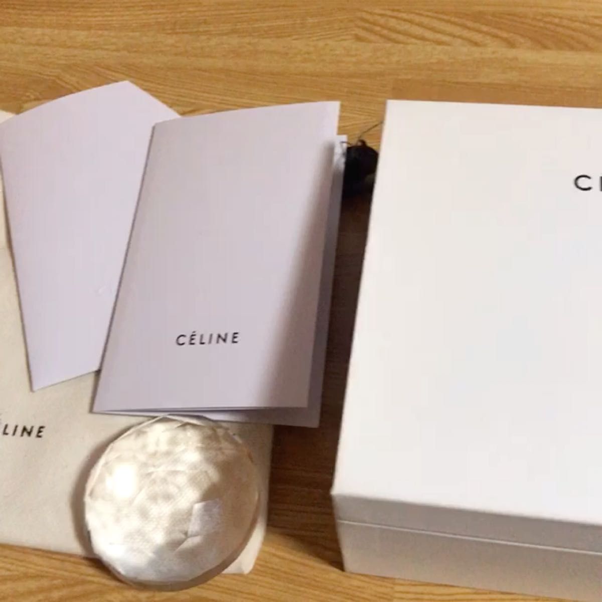 正規品 CELINE 三つ折り財布/箱、保存袋、ケアカードつき!