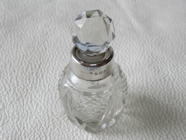 ■希少 美品 1901年製 イギリス製！蓋の下側純銀製 瓶は切子 多面カット蓋付き小瓶/香水瓶 高さ7.2ｃｍ、最大径約4.2ｃｍ
