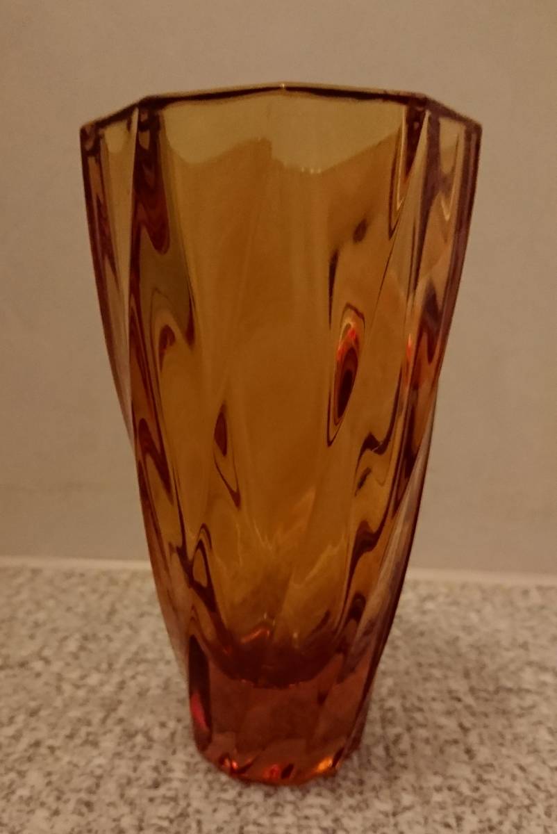クリスタルガラスの花瓶☆高さ約17㎝ 口径約10㎝ 底の直径は約5㎝ 口径ガラスの厚みは約1㎝☆ガラスのカット＆色のグラデーションがきれい