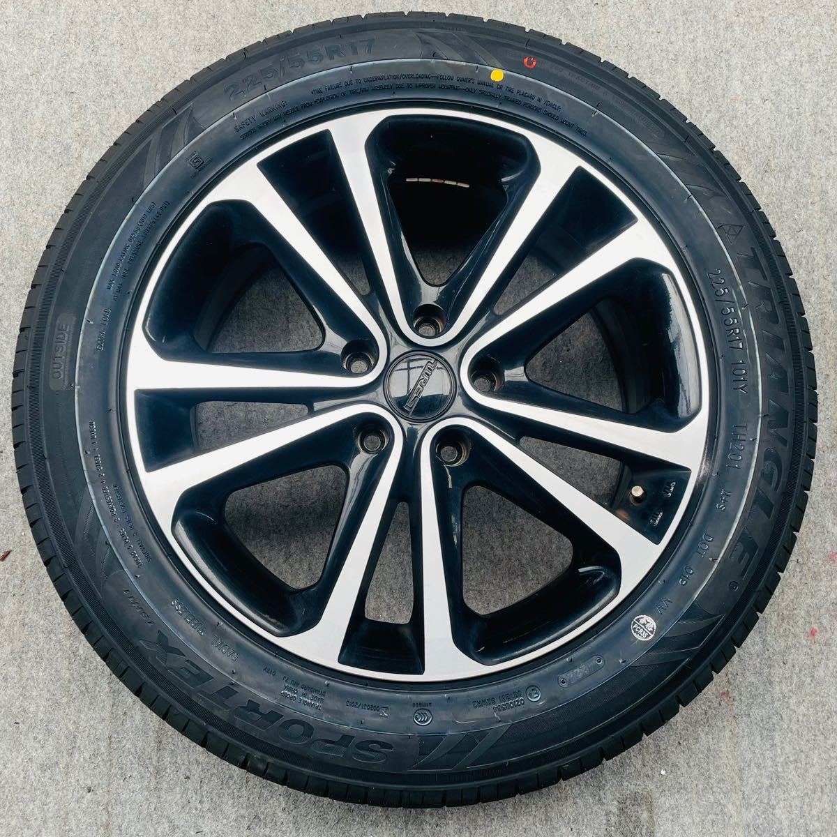 新品タイヤ。22年式。WRESTヴァレスト17インチ ×7J +42 5穴 114.3