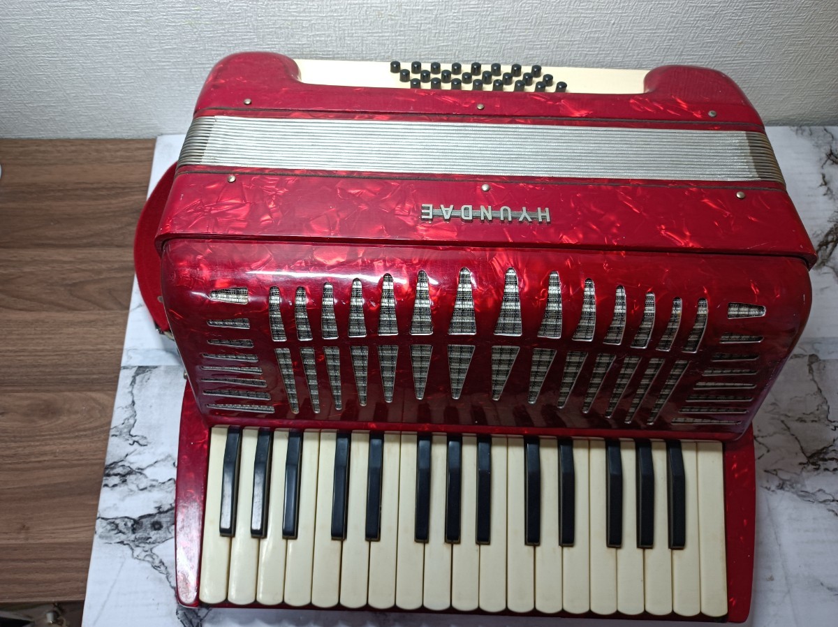 nn0202 044 HYUNDAE アコーディオン 32鍵盤 中古 鍵盤楽器 鍵盤 楽器 赤系 音出し確認済 現状品の画像2