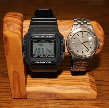 腕時計スタンド（材質：オリーブウッド）サイズ：111ＷＸ42ＤＸ109Ｈ(195g)