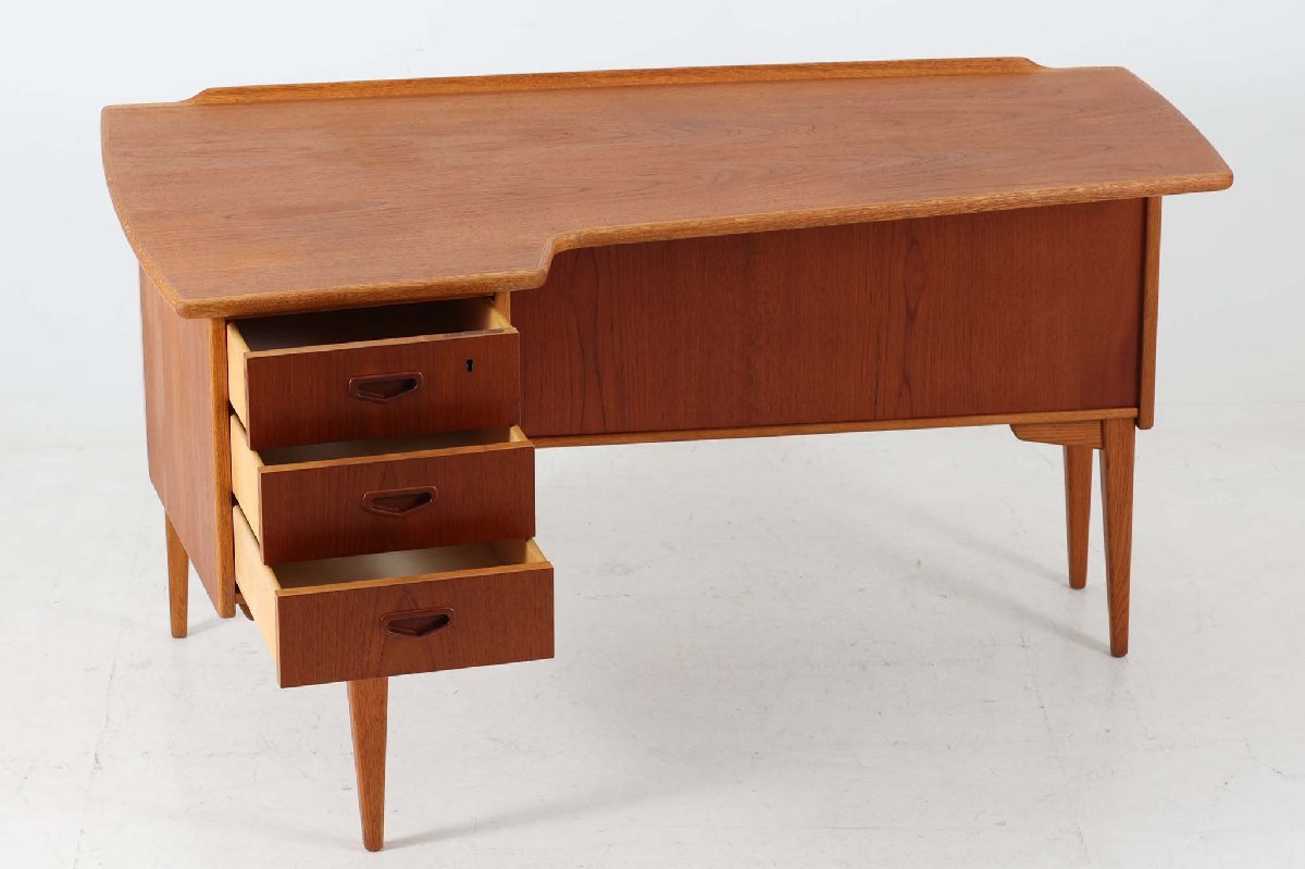  Sweden made stylish shape. Kido knee desk cheeks × oak material Northern Europe furniture Vintage 