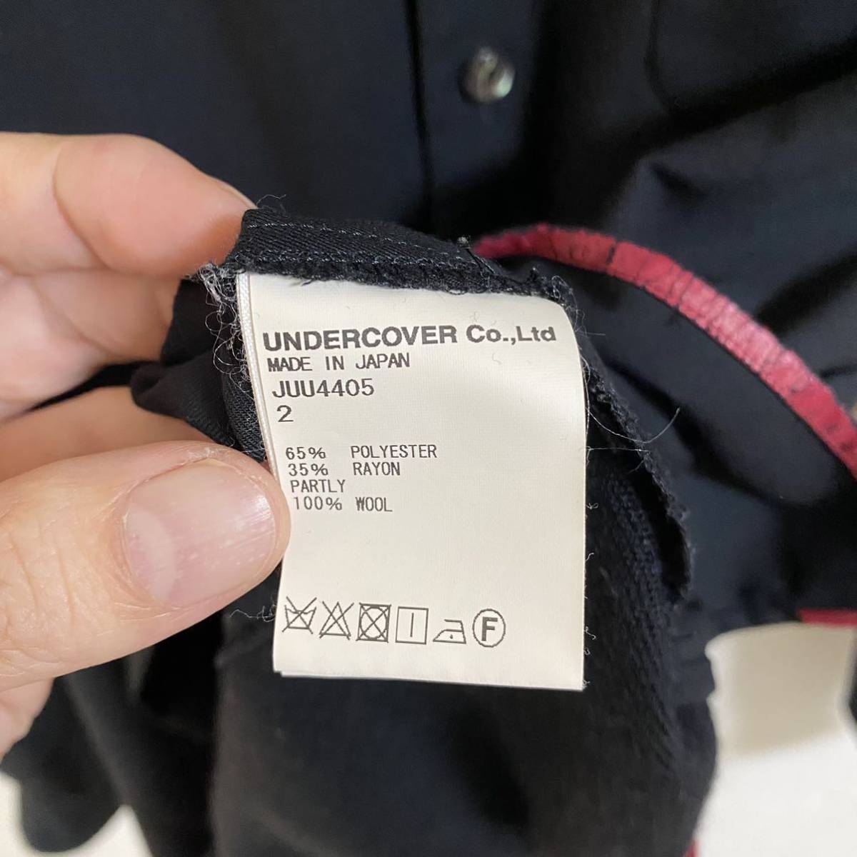 【John UNDERCOVER ジョン アンダーカバー JUU4405 ブラック ワインレッド ライン 長袖シャツ 猫目ボタン 装飾 切替 メンズ2 artscabut期】