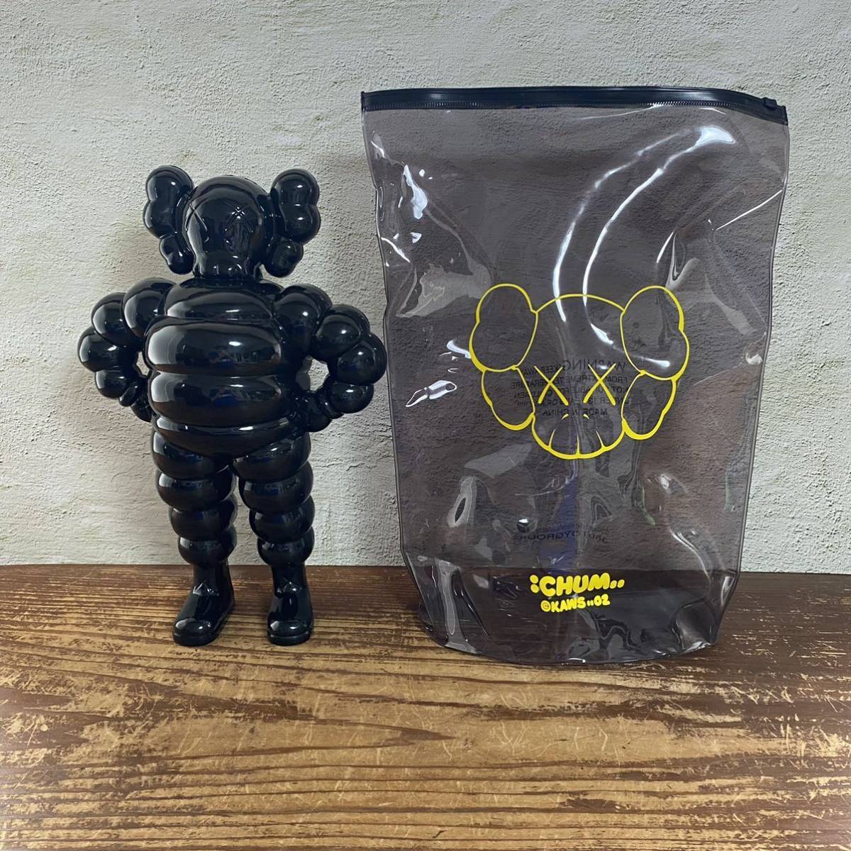 【新品未使用 KAWS CHUM 2002 500体限定 直筆サイン入り 黒 ブラック 360 TOY GROUP KAWS ONE購入 正規品 暗所保管品 カウズ フィギュア】_画像1