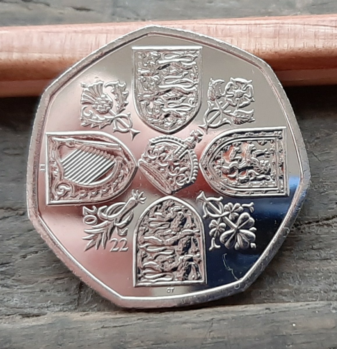 Charles王 チャールズ3世 50ペンス 新デザインイギリス コイン英国2022年8g 27mm One uncirculated 50 pence coin from The Royal Mintの画像4