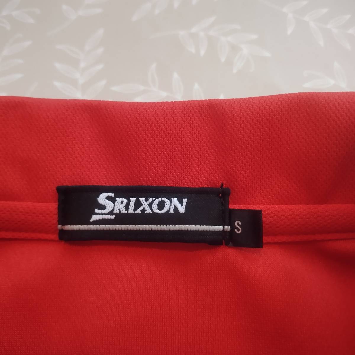 美品！　スリクソン　SRIXON　半袖シャツ　サイズＳ（大きめＭ～Ｌ相当）ハーフジップ　やや光沢赤　超細かいメッシュ風ドライ速乾薄手生地_画像5