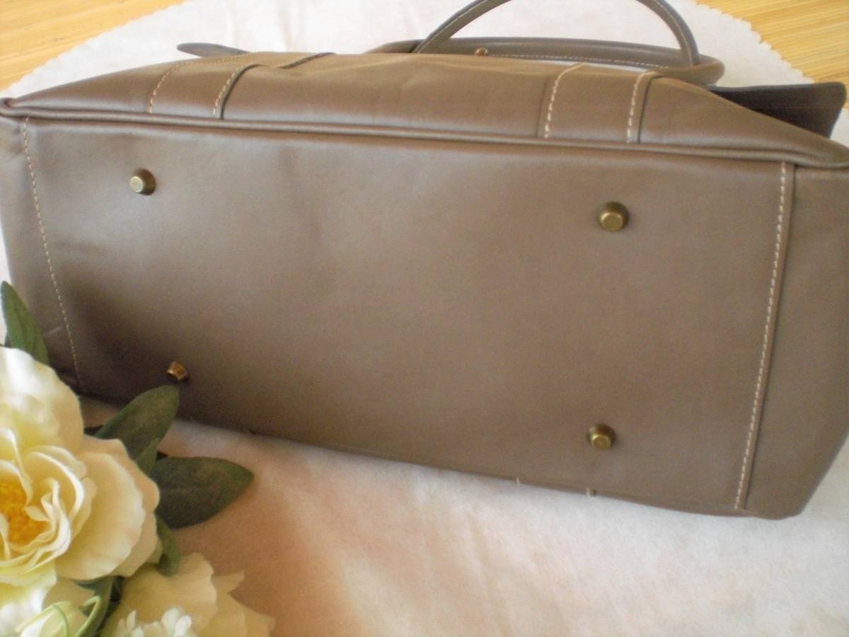 ♪Luruora　革製　素敵なバッグ　ステッチ　容量大　ブラウングレー　レザー　スペイン購入　トートバッグ　銘入り袋付属　_底部。ビジュー4個。きれいです。