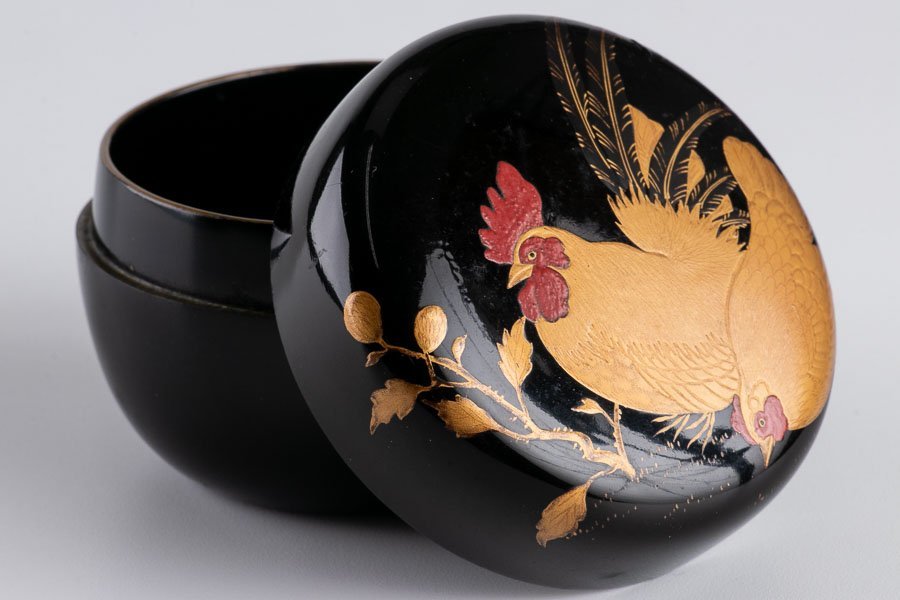 茶道具】『 漆塗 蒔絵鶏絵棗 胡民 在銘 15950 』 なつめ 茶入れ 茶器 茶道具】『 漆塗 蒔絵鶏絵棗 胡民 在銘 15950 』 なつめ 茶入れ 茶器