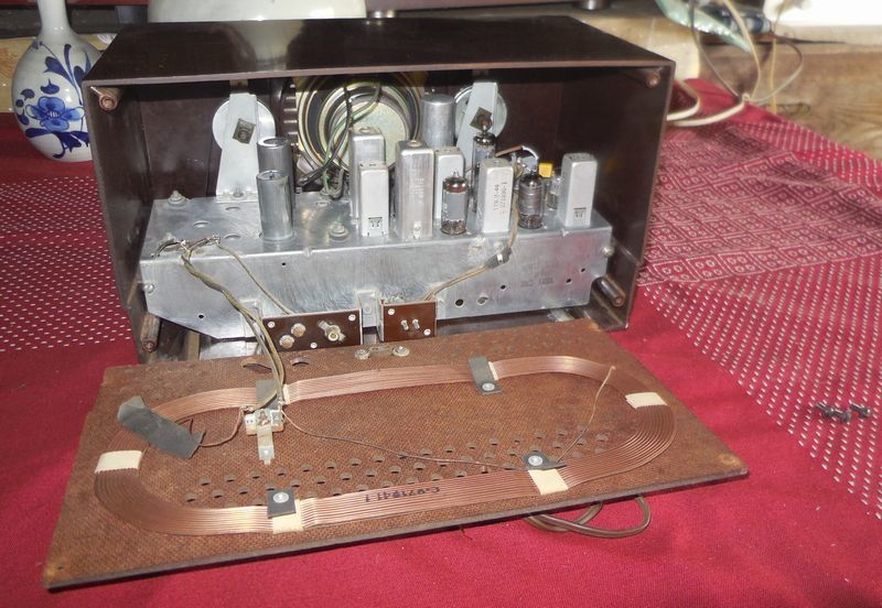 FM/AM真空管ラジオ・米国・RCA-Victor・2-XF-91・1952年頃・AM高周波増幅付・FM受信周波数76～95MHｚ・感度良好_安全対策・裏蓋を外すとACの接続も外れます