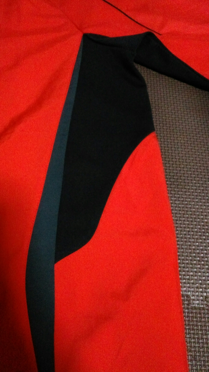 新品adidas赤ライン黒、グレー、ロゴシルバートップス　サイズM_画像2