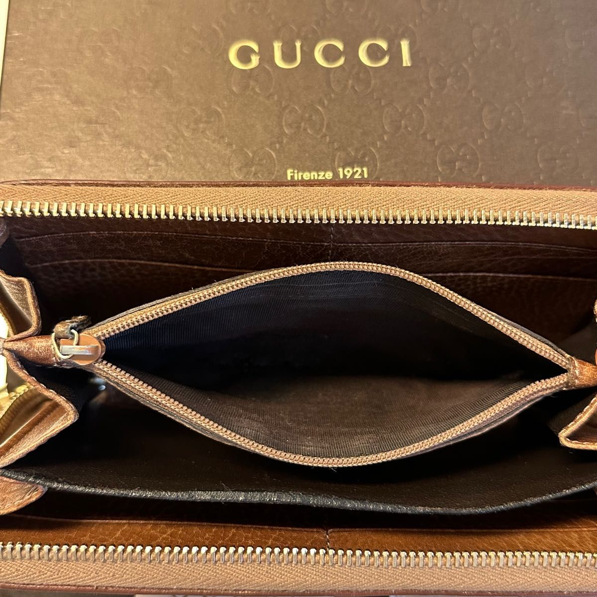 未使用に近い！ グッチ GUCCI 財布 長財布 シマレザー タッセル