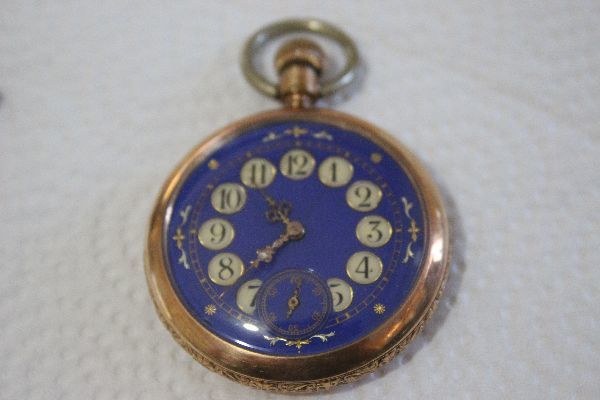 2022春夏新色】 1900年台の懐中時計で金バリだと思います。 手巻き