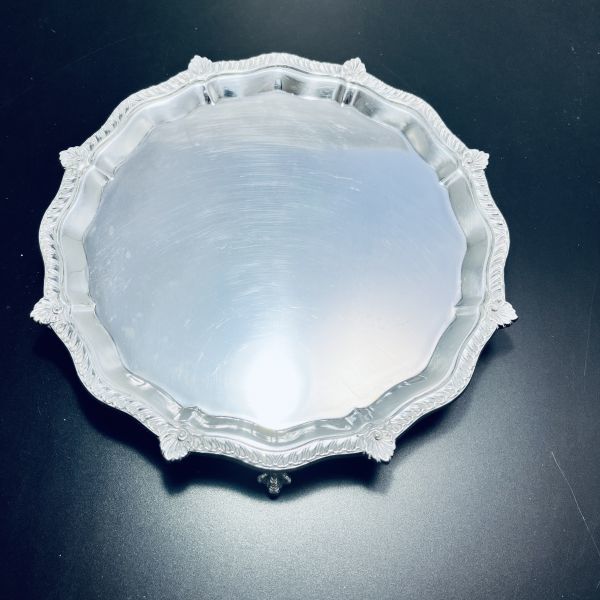 チッペンデールのカードトレー フット付 21cm 金属工芸