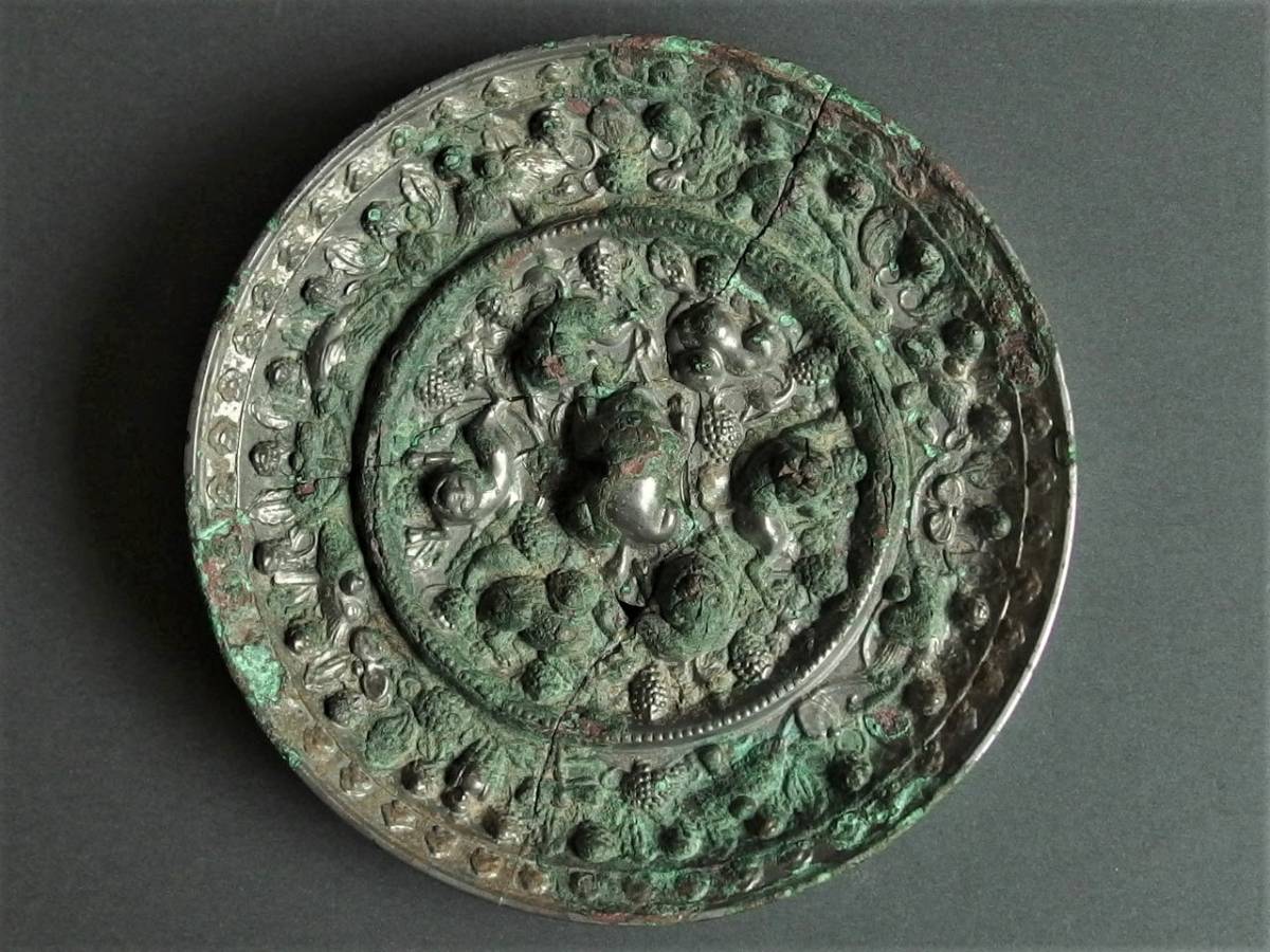 ◎野遊 古代ユーラシアのロマン溢れる精作の青銅製海獣葡萄鏡 中国 ◎野遊 古代ユーラシアのロマン溢れる精作の青銅製海獣葡萄鏡 中国