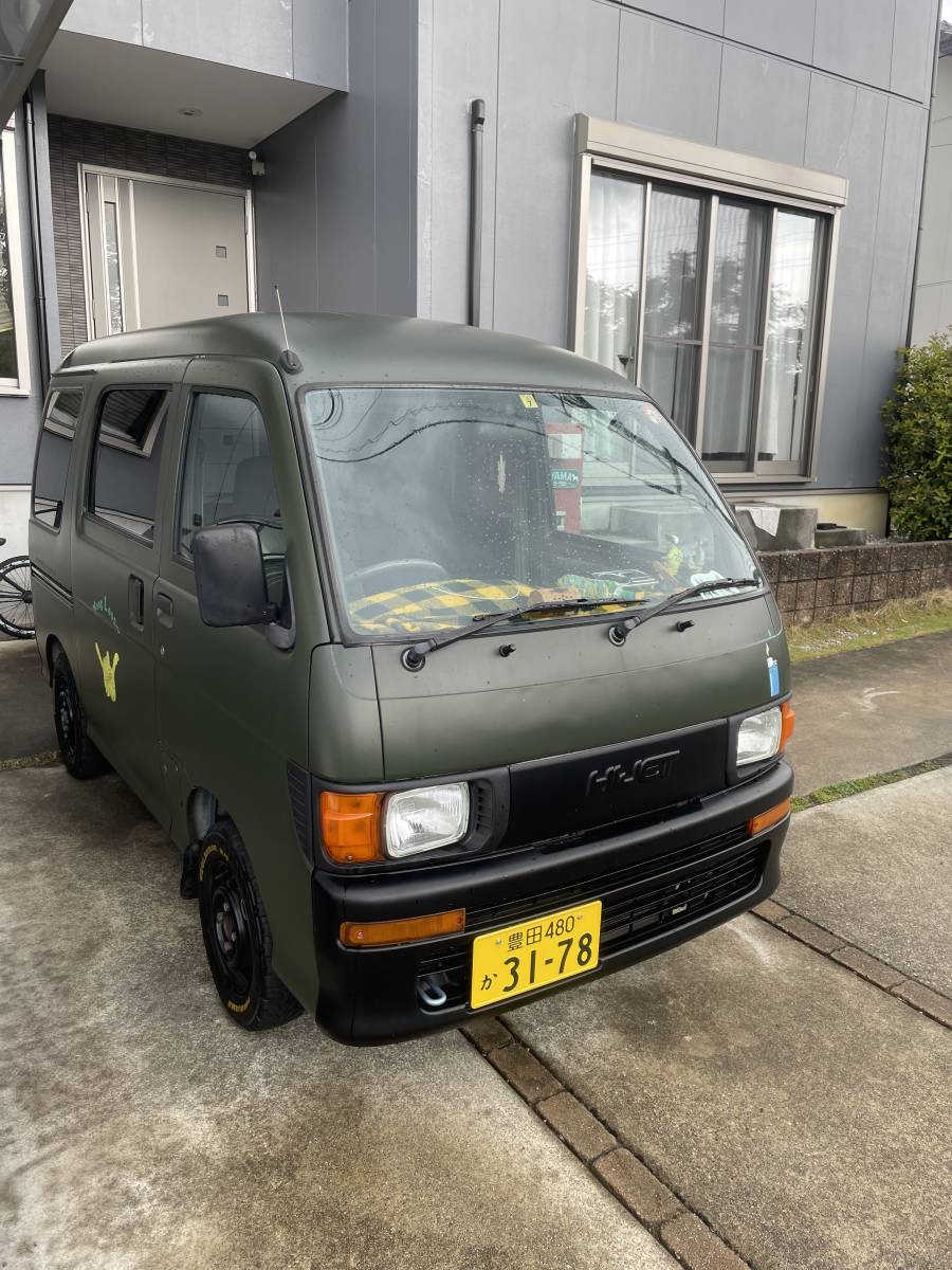 ダイハツハイゼットバンの出品になります。 車中泊仕様になっています