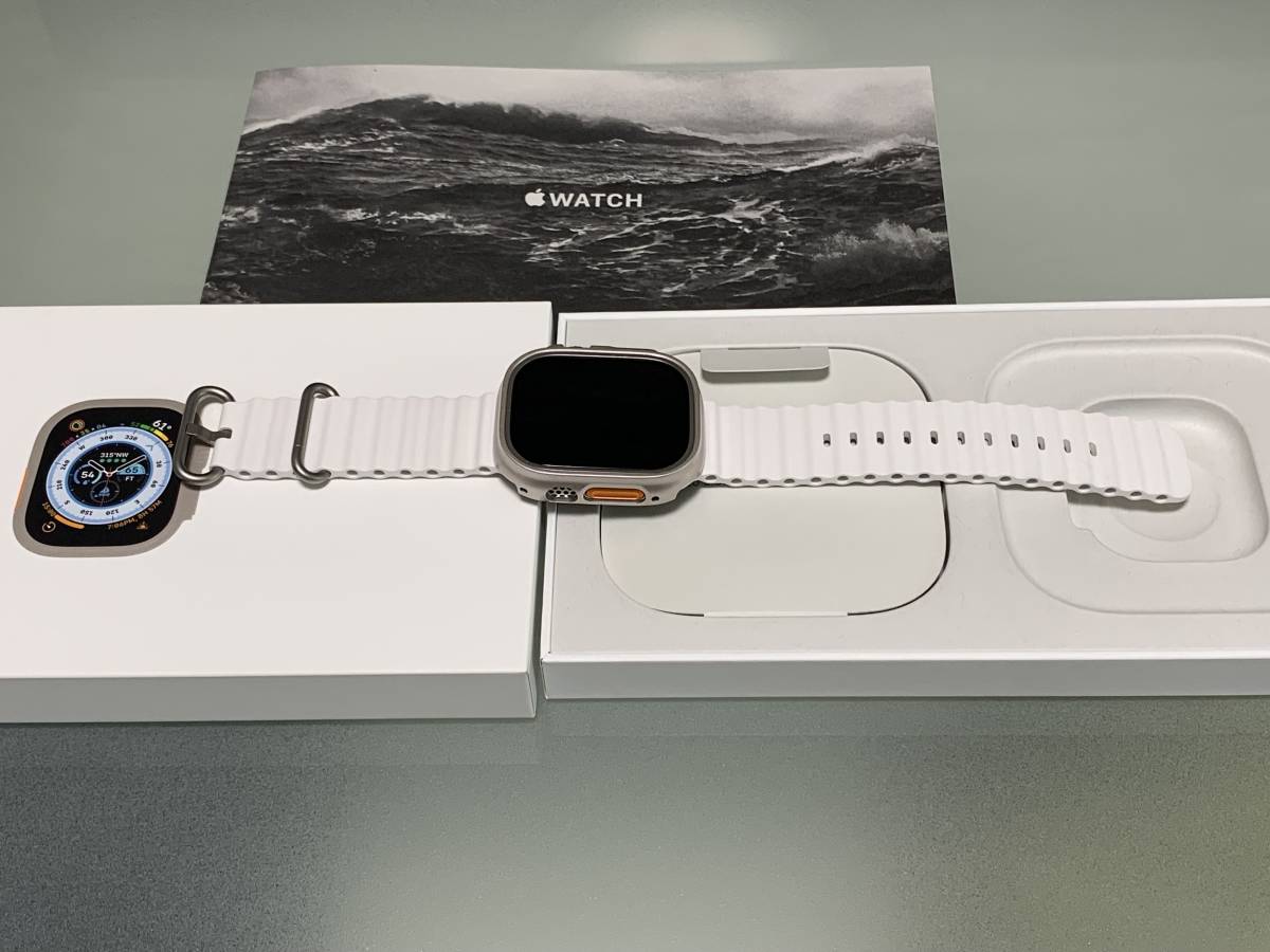 Apple Watch Ultra- 49mmチタニウムケースとホワイトオーシャンバンド