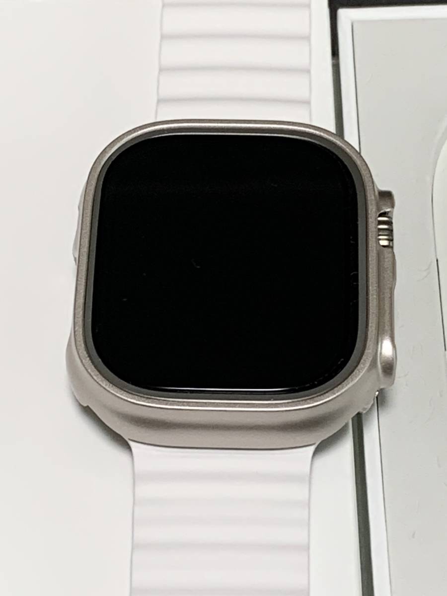Apple Watch Ultra- 49mmチタニウムケースとホワイトオーシャンバンド