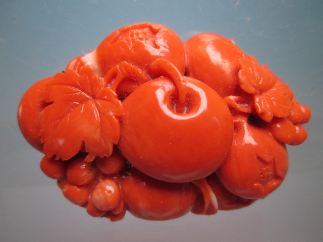 【江月】 アンティーク・本珊瑚 赤珊瑚葡萄林檎柘榴彫刻の帯留め 27,28g _画像1