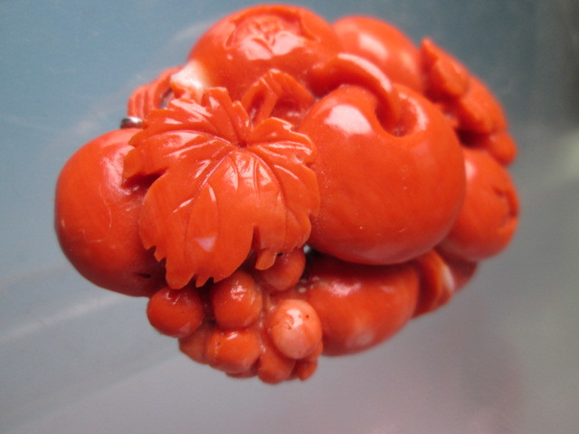 【江月】 アンティーク・本珊瑚 赤珊瑚葡萄林檎柘榴彫刻の帯留め 27,28g _画像2