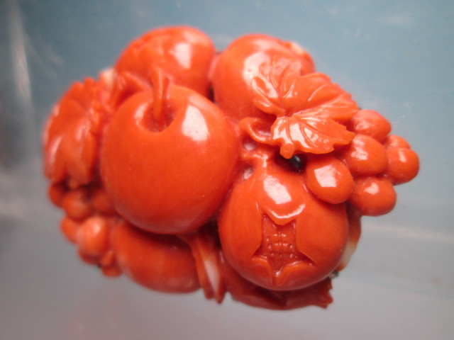【江月】 アンティーク・本珊瑚 赤珊瑚葡萄林檎柘榴彫刻の帯留め 27,28g _画像3