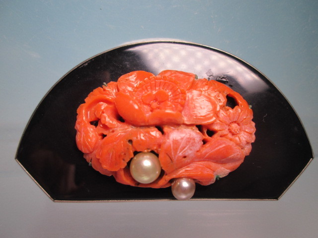 江月 アンティーク オニキスに本珊瑚真珠飾り花彫刻の帯留め 21-14g 安心の定価販売 誠実