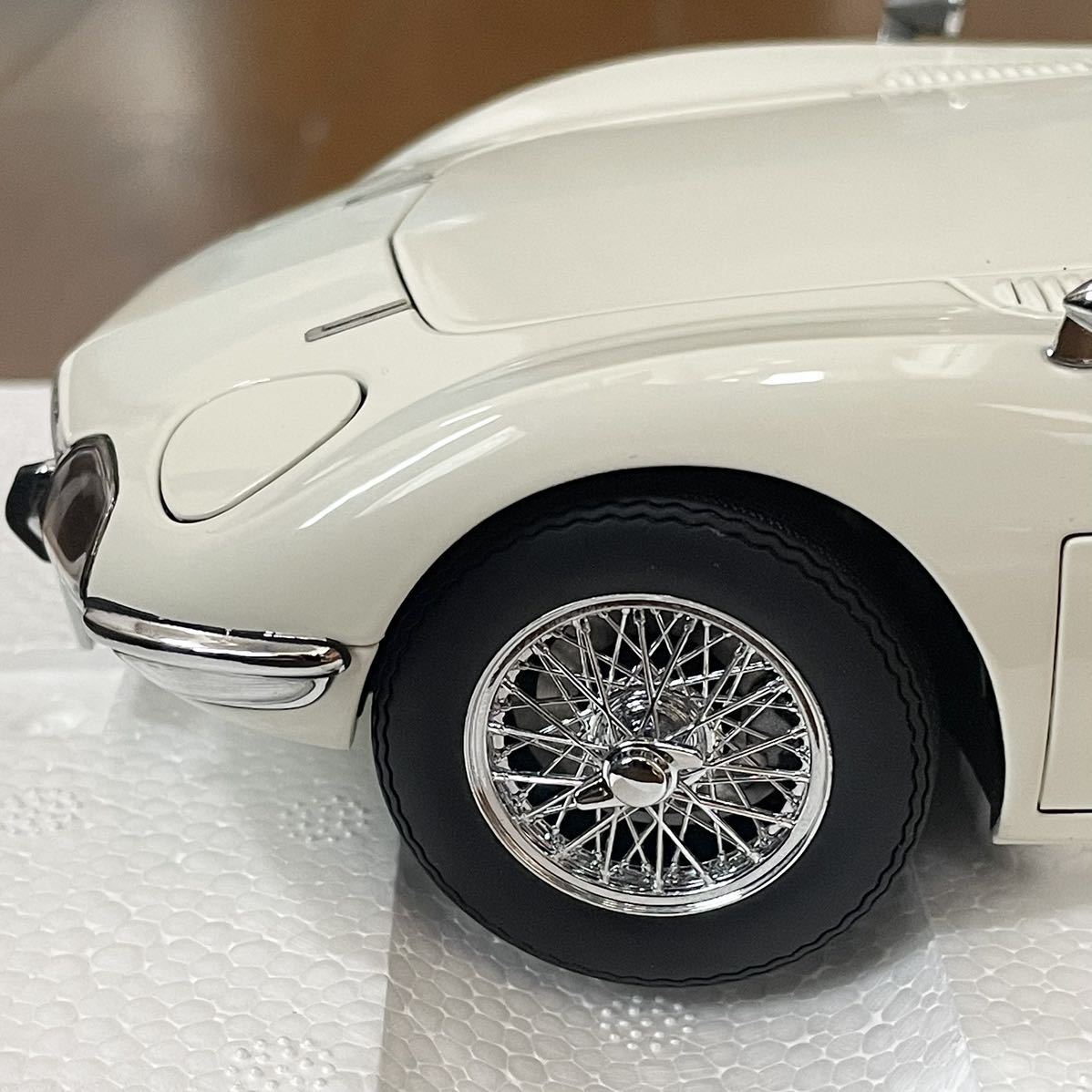 売切 新品同様 オートアート 1/18 トヨタ2000GT ワイヤースポークホイールバージョン ホワイト AUTOart 78754 TOYOTA2000GT 箱付 ミニカーの画像7