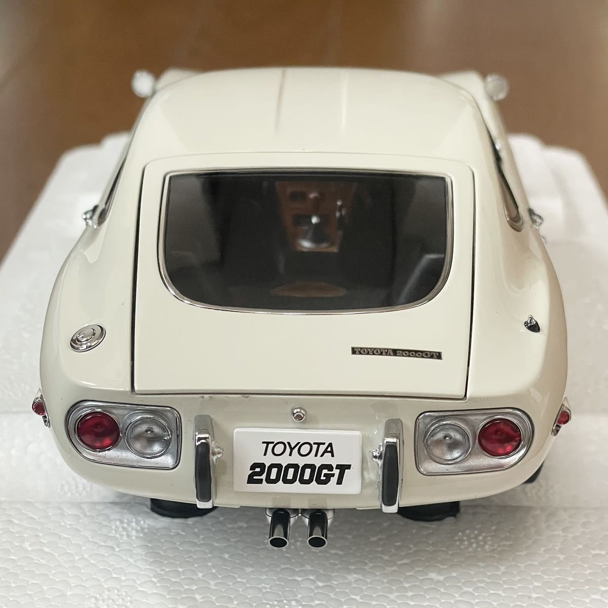 売切 新品同様 オートアート 1/18 トヨタ2000GT ワイヤースポークホイールバージョン ホワイト AUTOart 78754 TOYOTA2000GT 箱付 ミニカーの画像6