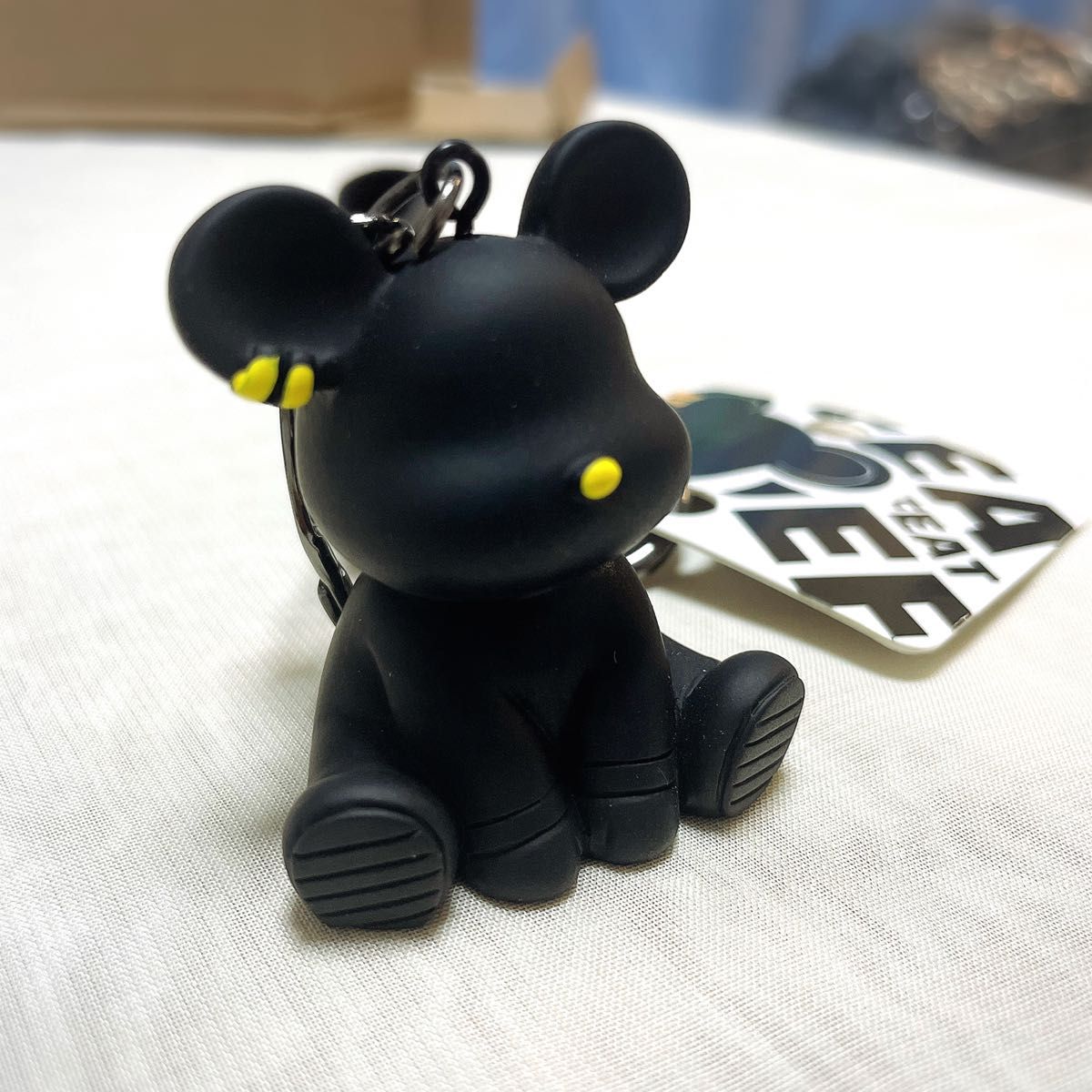 座るクマさんキーホルダー 白 ストラップ チャーム - 通販