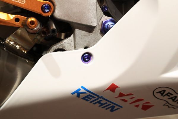 サイドカウルアンダーボルト 【 ブルー 】 NSR250R T2Racing チタンボルト_取付参考画像