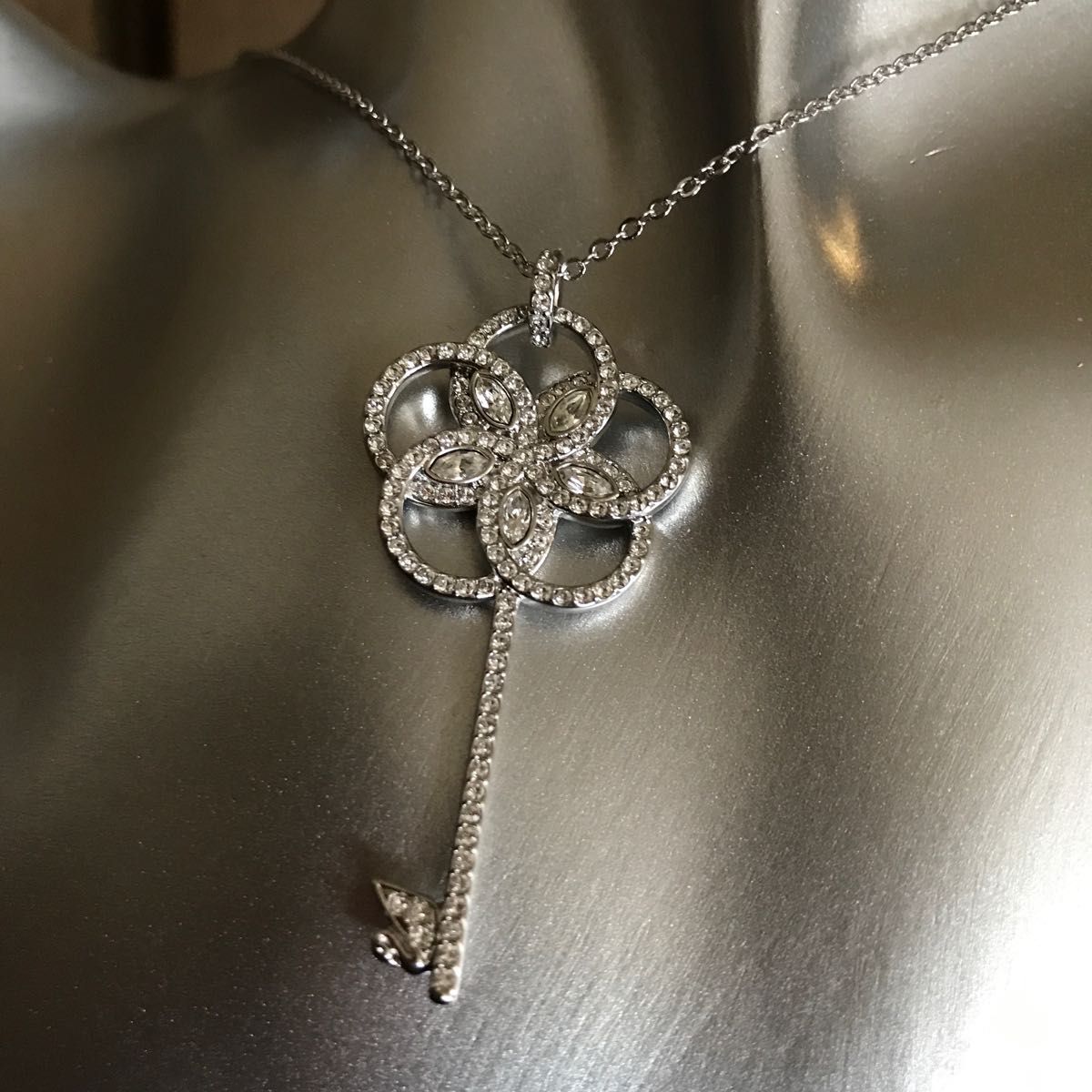 SWAROVSKI・スワロフスキー・正規品 ネックレス・鍵型・刻印有・石抜け