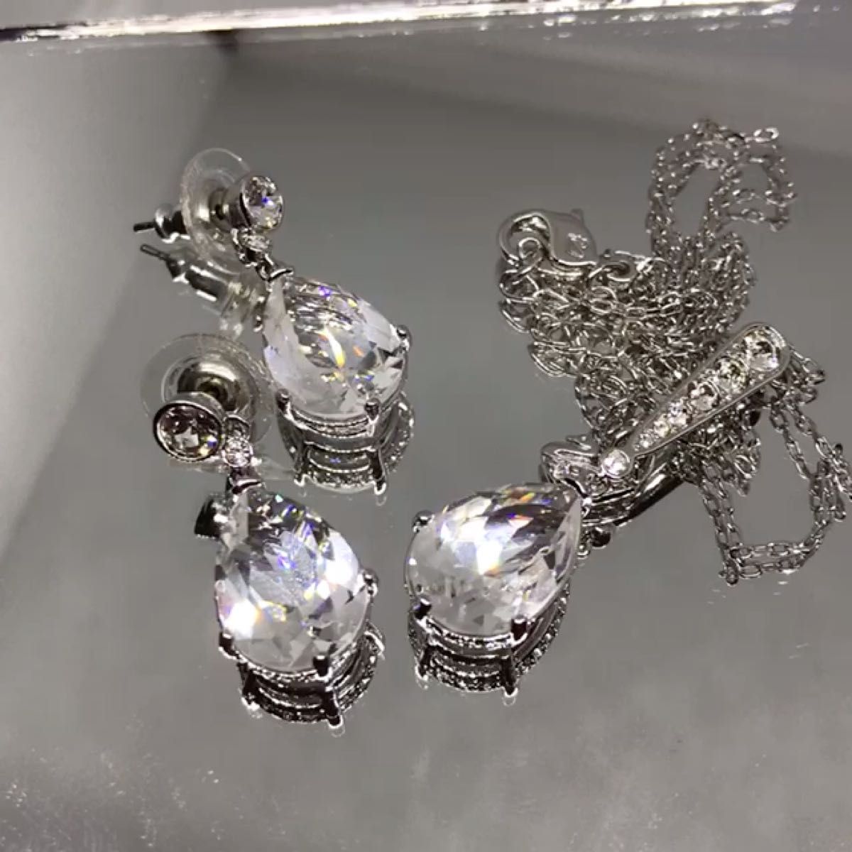 SWAROVSKI・スワロフスキー・正規品・ネックレスピアス・購入証明書・専用箱・刻印・Shop袋　　　　　石抜け無し・未使用