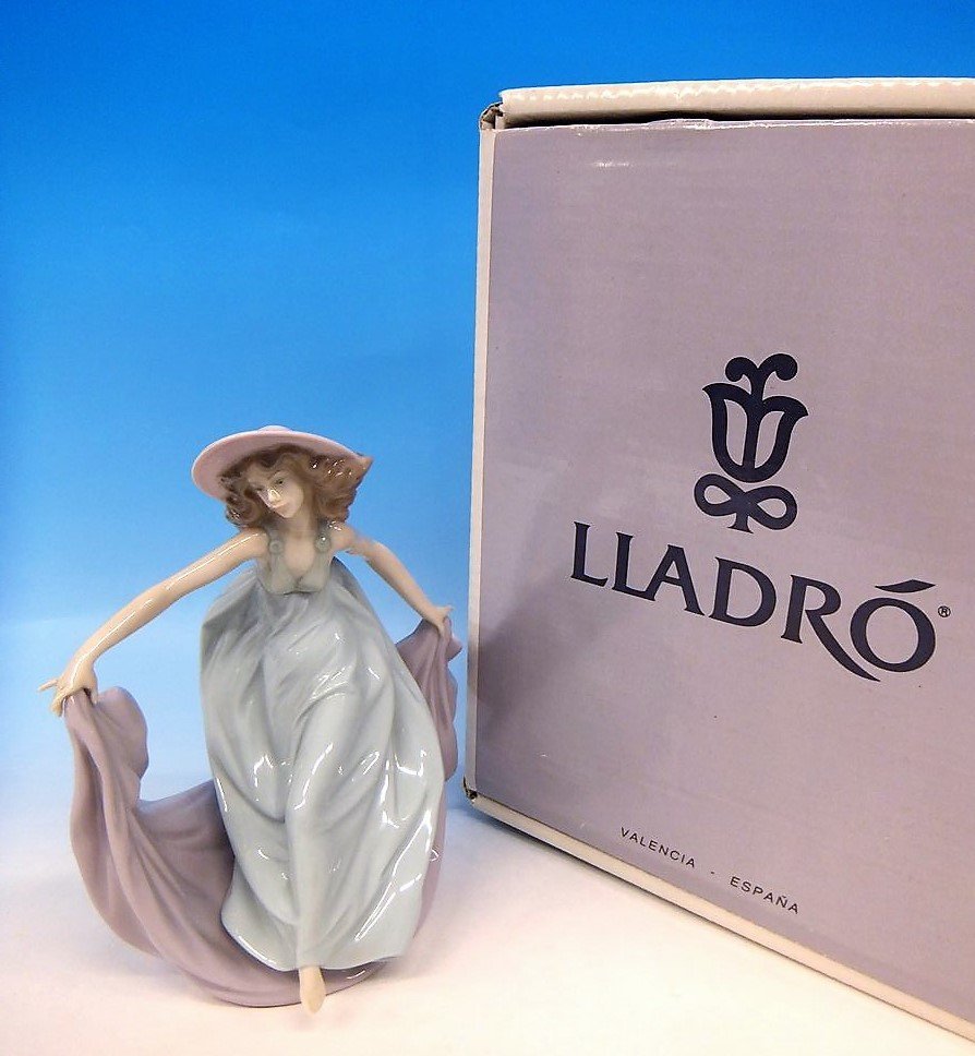 リヤドロ LLADRO 5662 5月の舞踏 フィギュリン 陶器人形 リヤドロ LLADRO 5662 5月の舞踏 フィギュリン 陶器人形
