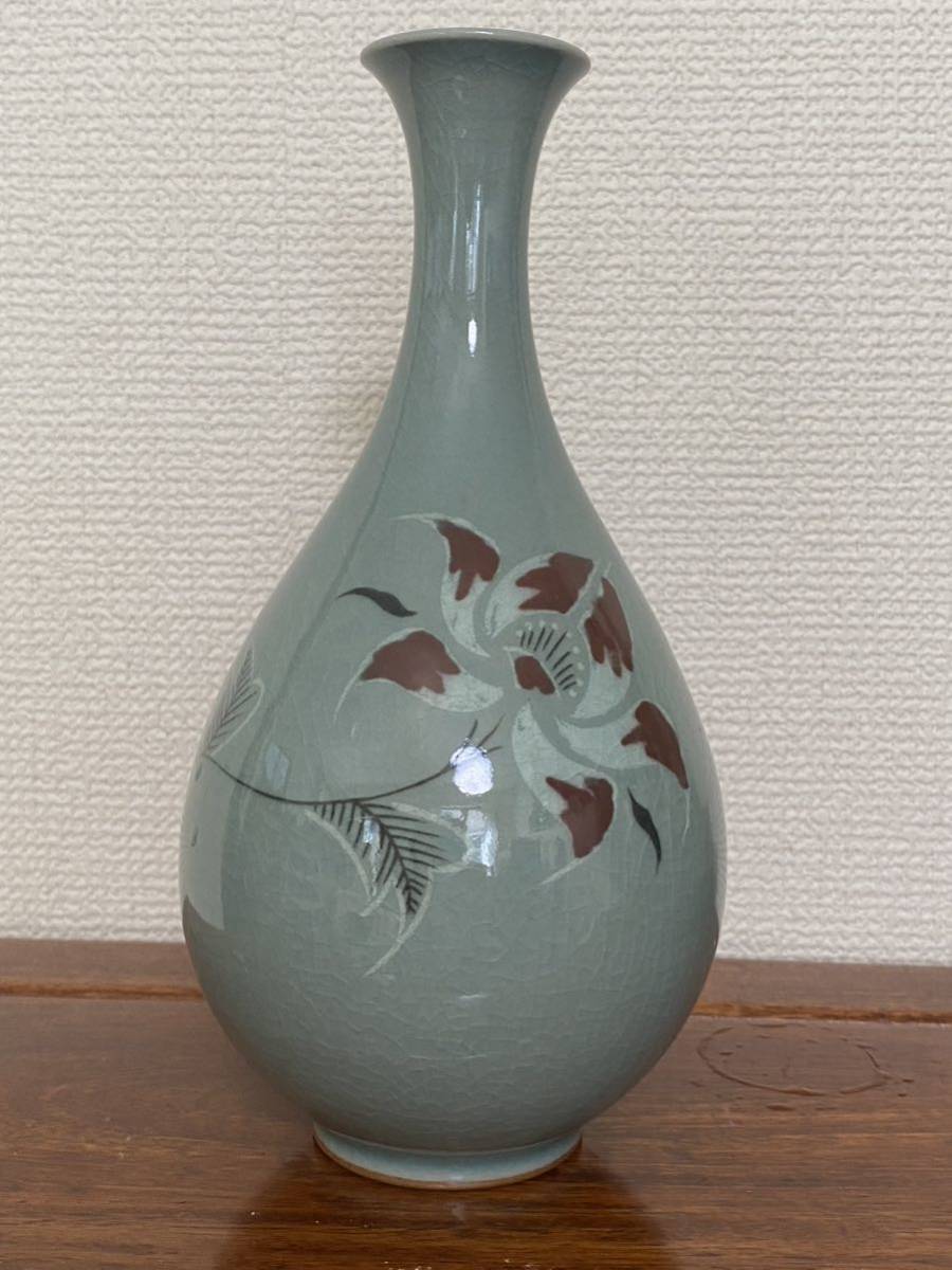 青磁 陽刻模様 青磁堀 造 牡丹画 花瓶 です。 青磁 陽刻模様 青磁堀 造 牡丹画 花瓶 です。