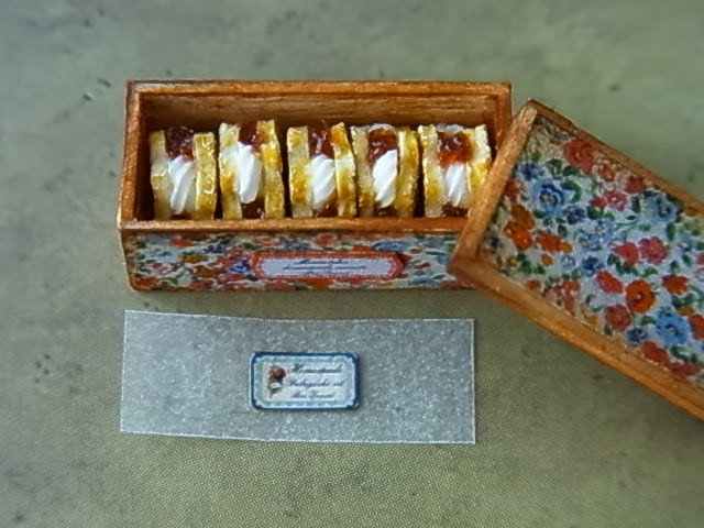 ミニチュアドールハウス ミニチュア焼き菓子 カスタムブライス の小物にも焼き菓子ギフト アンティーク木箱 クリームサンド ベイクの画像1