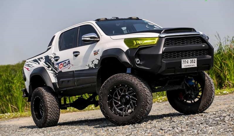 新型ハイラックス ヘッドライトカバー イエロー 後期Z用 後期GR SPORT用 脱着式 アクリル製 TOYOTA HILUX GUN125 社外品_装着サンプル画像 イエロー