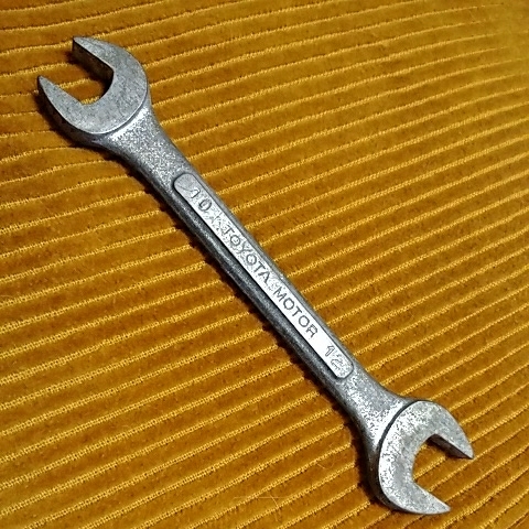 トヨタ自動車 純正車載工具 コンビネーションレンチ wrench サイズ表記10-12mm. 全長128mm 錆あり 傷あり TOYOTA KTC プロボックス MR-2_画像1