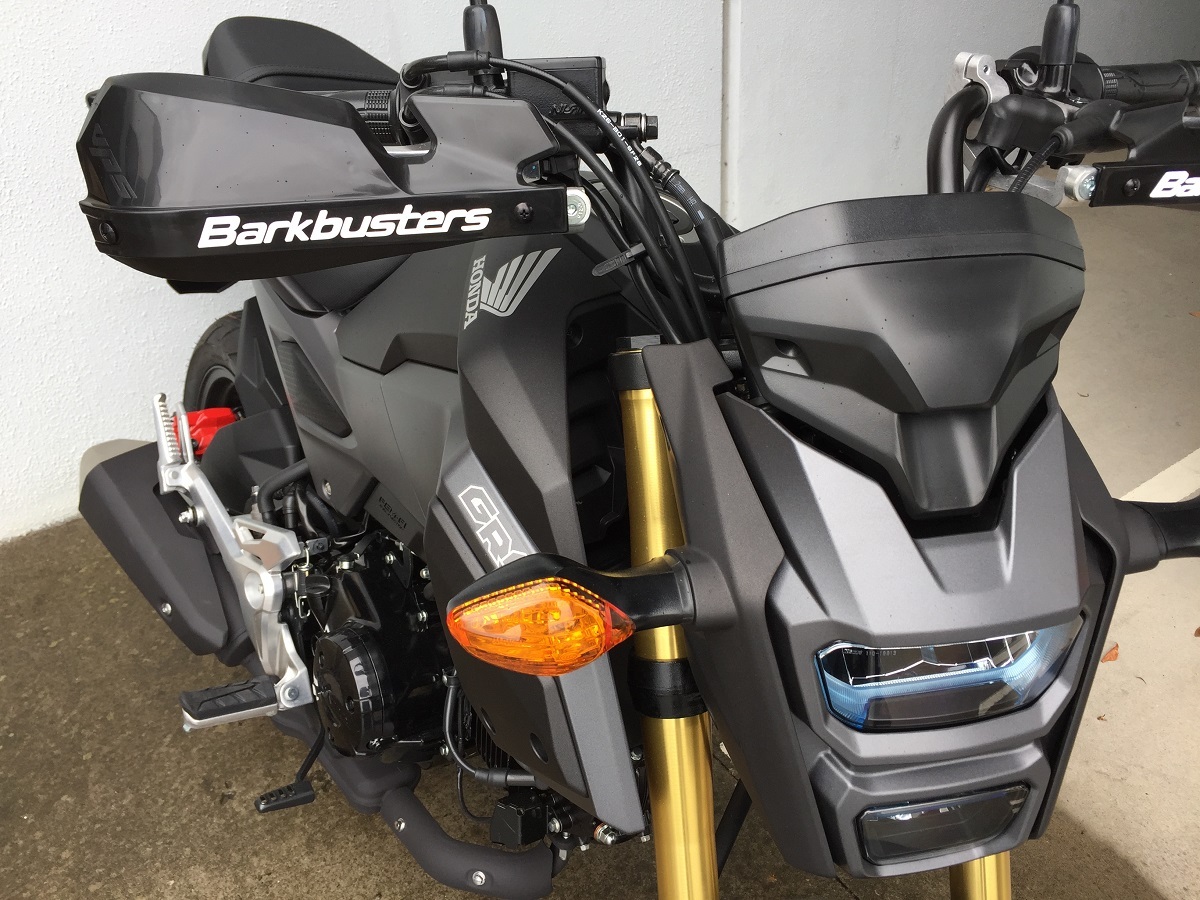 バークバスターズ ハンドガード(BHG-087)KAWSAKI Z125 PRO, HONDA Grom MSX125/ CT125 熱間鍛造強化アルミバックボーン2点締め＋プラガード_HONDA GROM 125 VPS-black 装着写真