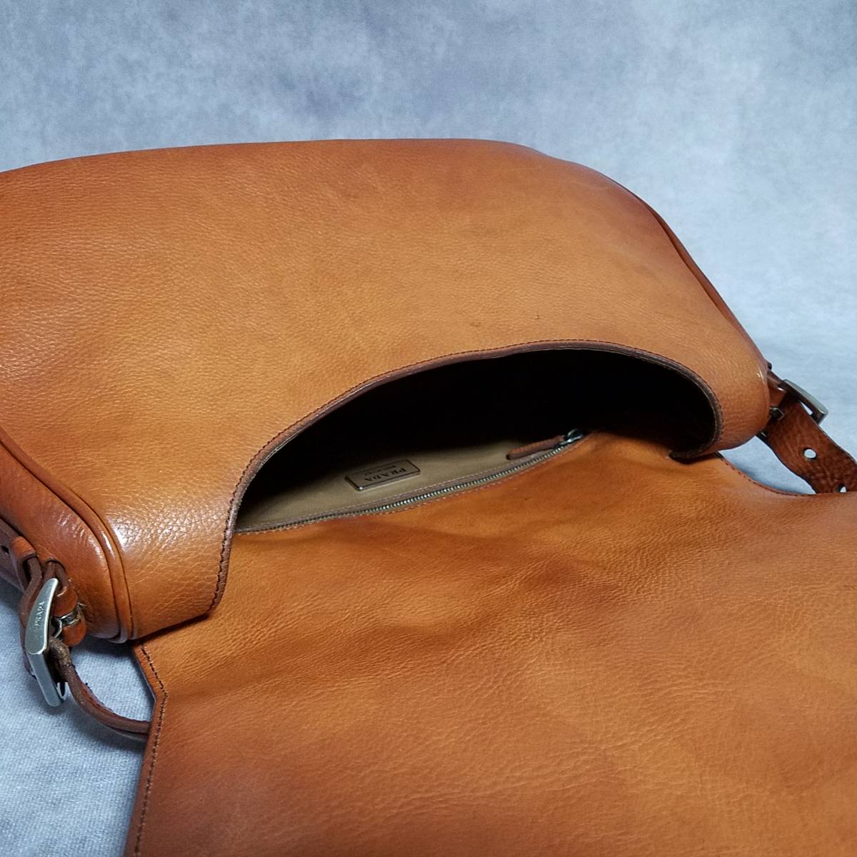 良好 入手困難】PRADA プラダ 正規品 収納力↑ 総革 レザー ワン 良好 入手困難】PRADA プラダ 正規品 収納力↑ 総革 レザー ワン