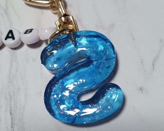 レジン イニシャル チャームsnowman しょっぴー ハンドメイド レジン イニシャル チャームsnowman しょっぴー ハンドメイド