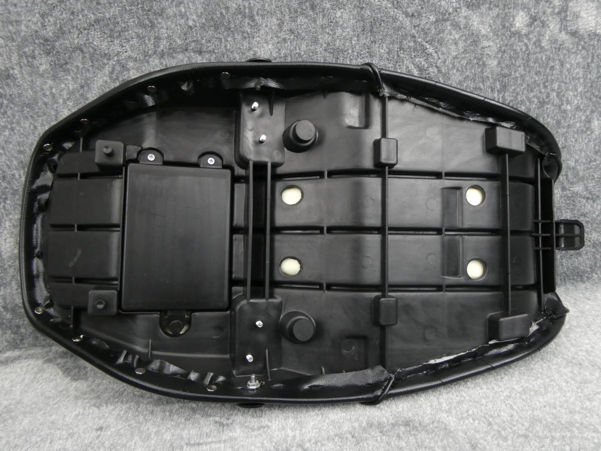 決算特価 ゼファー400 後期 黒 皮 鋲打ち タックロール シート 2型