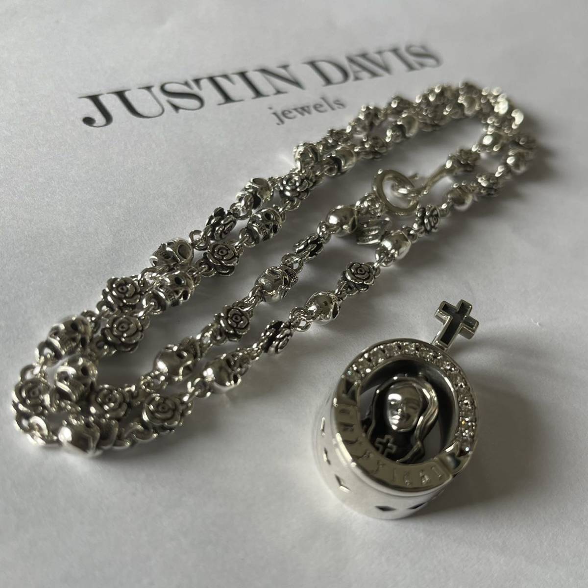 新品◆JUSTIN DAVIS◆死神&マリアネックレスセット◆CRYPT PENDANT+ROSE DIVINE CHAIN◆50cm◆定価124,300円◆SPJ592,SNJ212◆_画像1