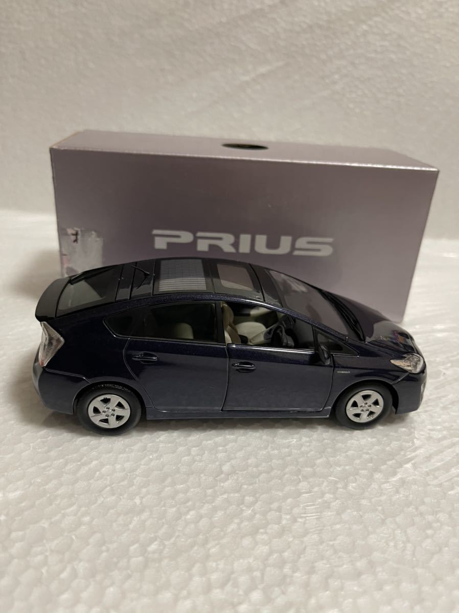 1/30 トヨタ 旧型プリウス PRIUS 前期　カラーサンプル ミニカー 非売品 ダークバイオレッド_画像3