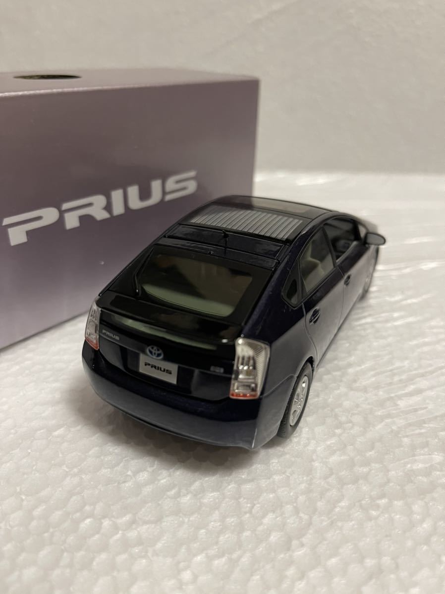 1/30 トヨタ 旧型プリウス PRIUS 前期　カラーサンプル ミニカー 非売品 ダークバイオレッド_画像2