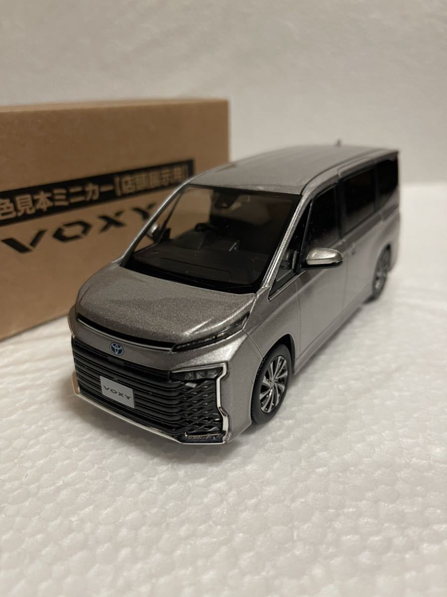 1/30 トヨタ 新型ヴォクシー S-Z VOXY 2022年モデル　カラーサンプル ミニカー 非売品 メタルストリームメタリック_画像1