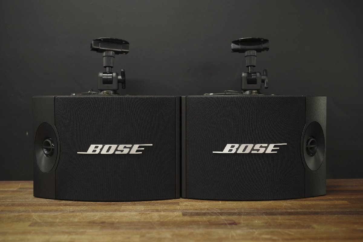 BOSE 301V ペアスピーカー 左右セット 天吊りブラケット付き BOSE 301V ペアスピーカー 左右セット 天吊りブラケット付き