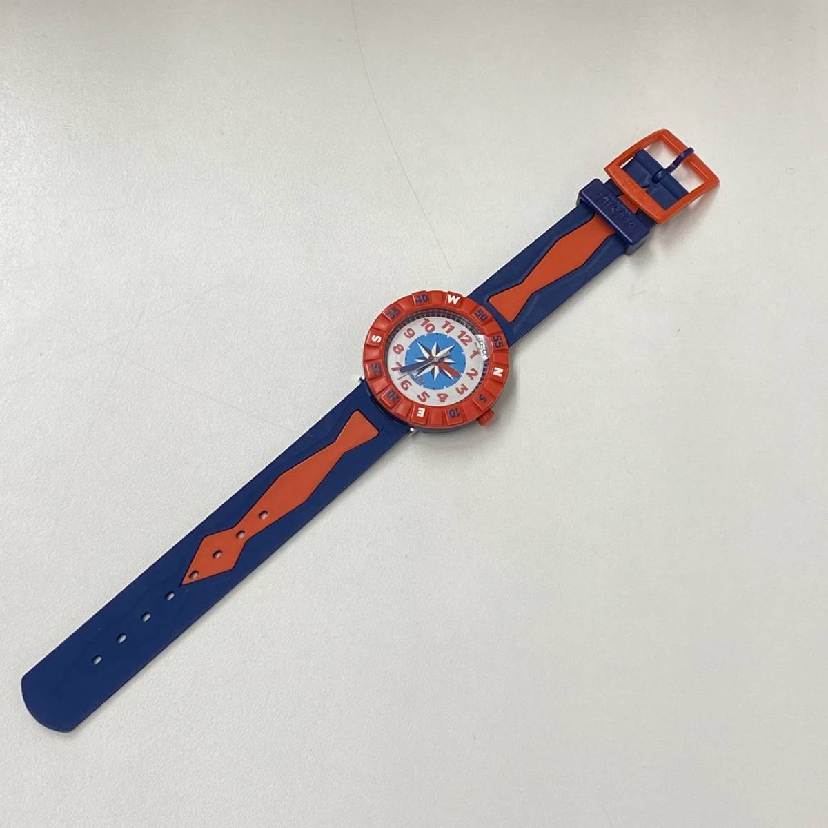 FLIK FLAK フリックフラック SWATCH　GET IT IN BRED　ZFCSP061 スイス製　キッズ腕時計 レッド、ブルー クォーツ　34mm_画像2